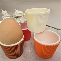 brunt-roedt-orange-creme-aeggebaegre- retro-rillede-plastik-aeggeholdere